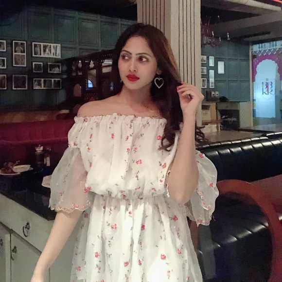 White organza dress - Picture 2 of 7